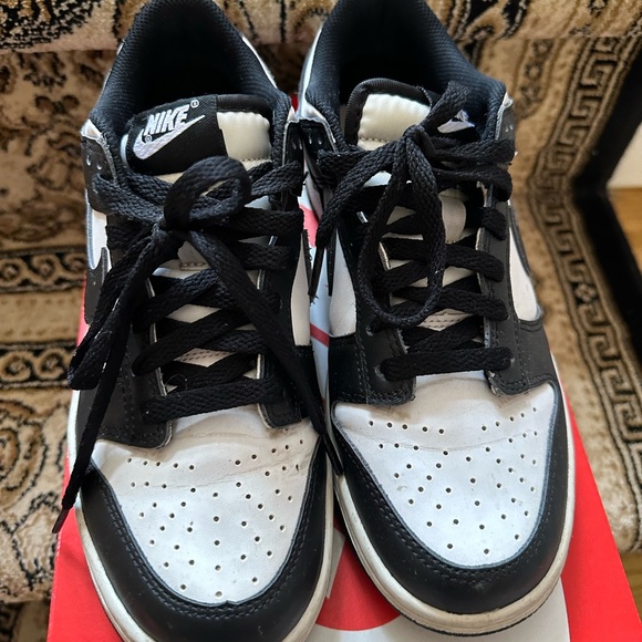 Nike Classic Black and White Low-Tops - Picture 3 of 6